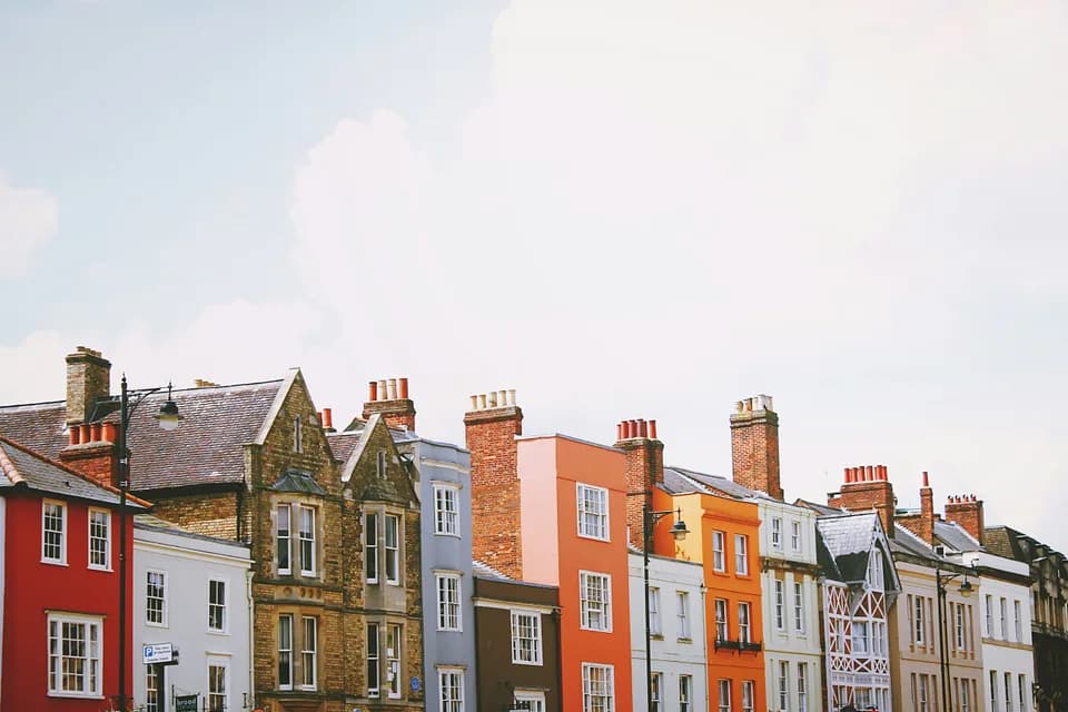 What's the Best Funding Strategy for Housing Associations When Rates Are High?